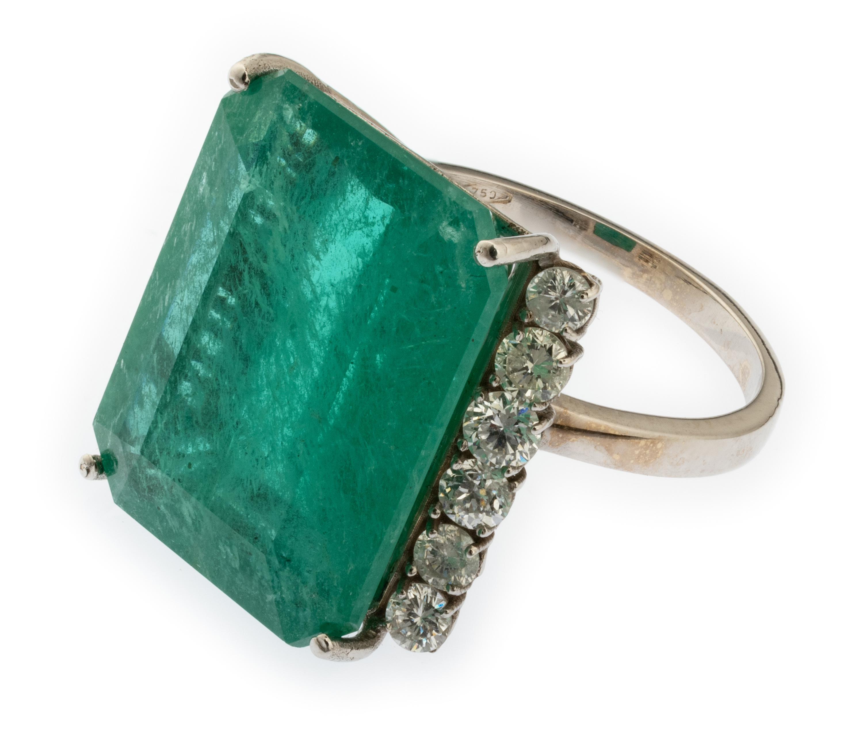 WHITE GOLD RING WITH EMERALD AND DIAMONDS