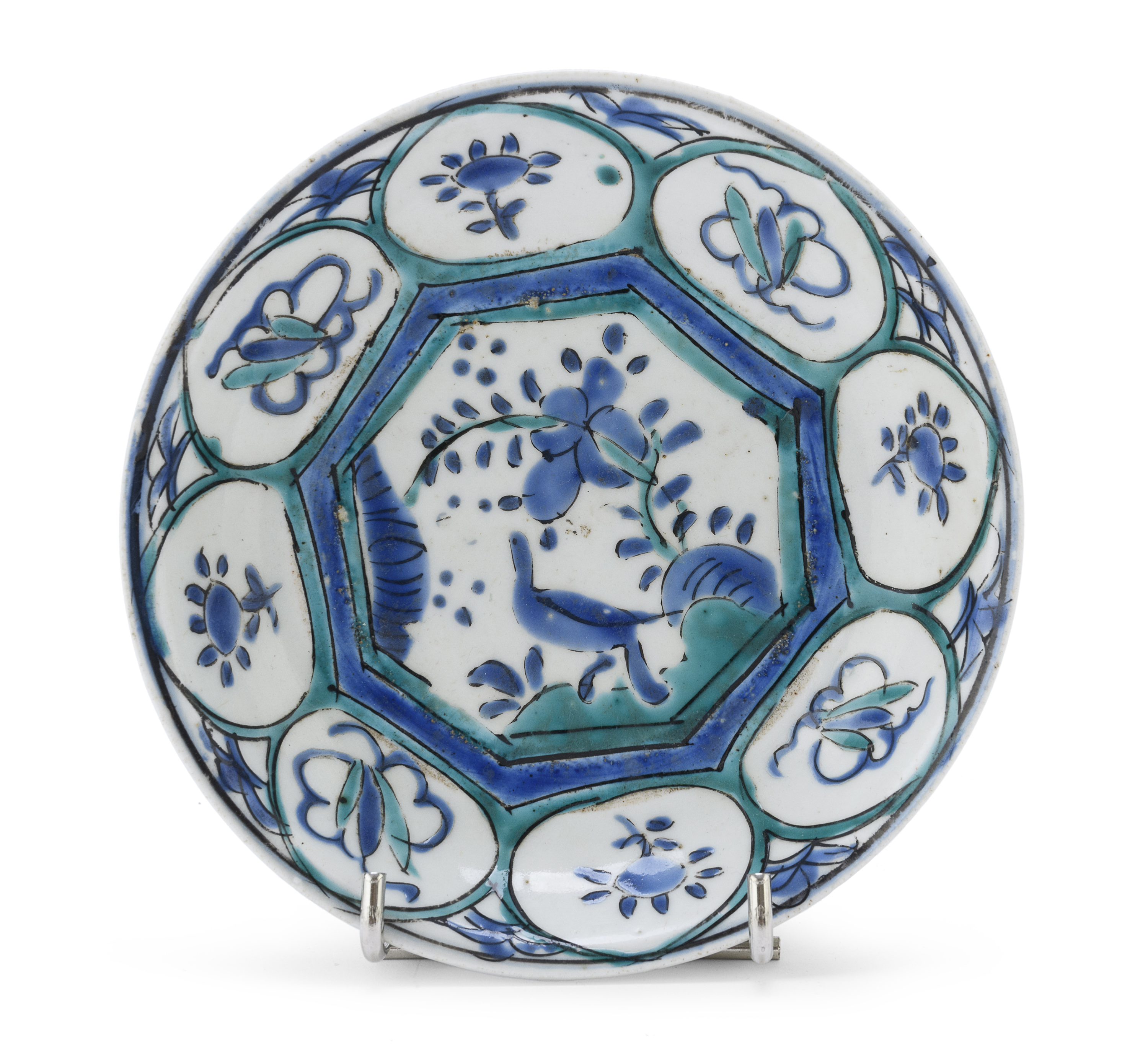 A SMALL DECORATED IN POLYCHROME ENAMELS DISH. IMARI EARE 1660/1680