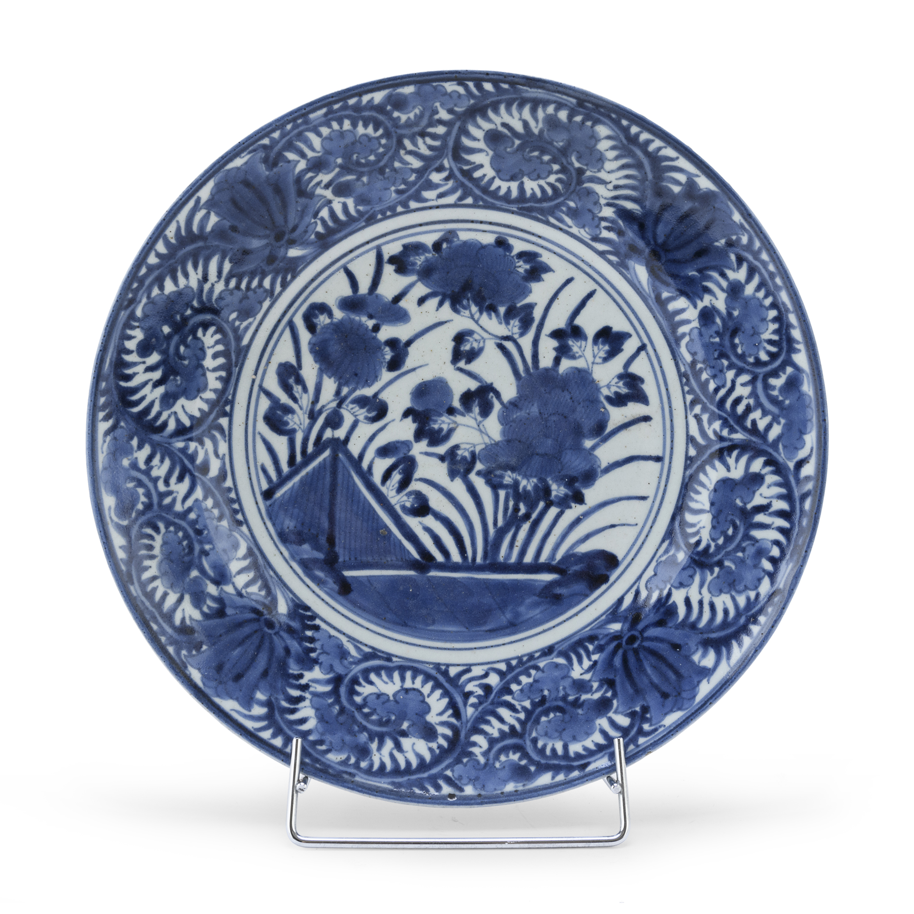 A WHITE AND BLUE DECORATED AND GLAZED PORCELAIN DISH. IMARI WARE JAPAN 1690/1730.