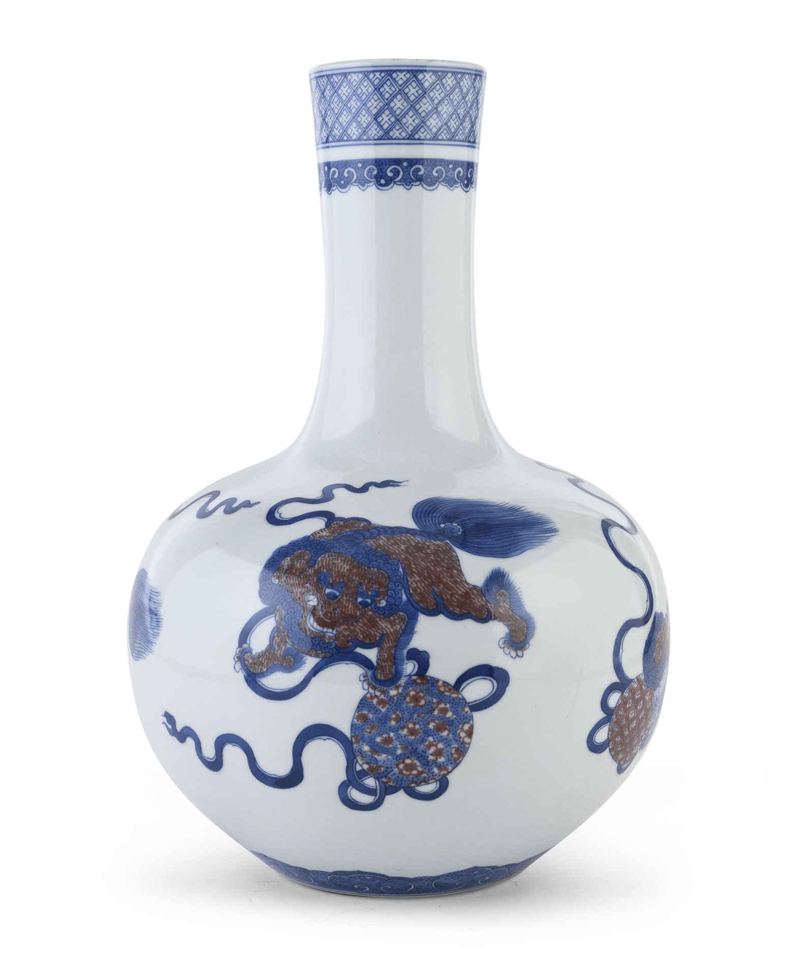A POLYCHROME-DECORATED PORCELAIN VASE CHINA EARLY 20TH CENTURY