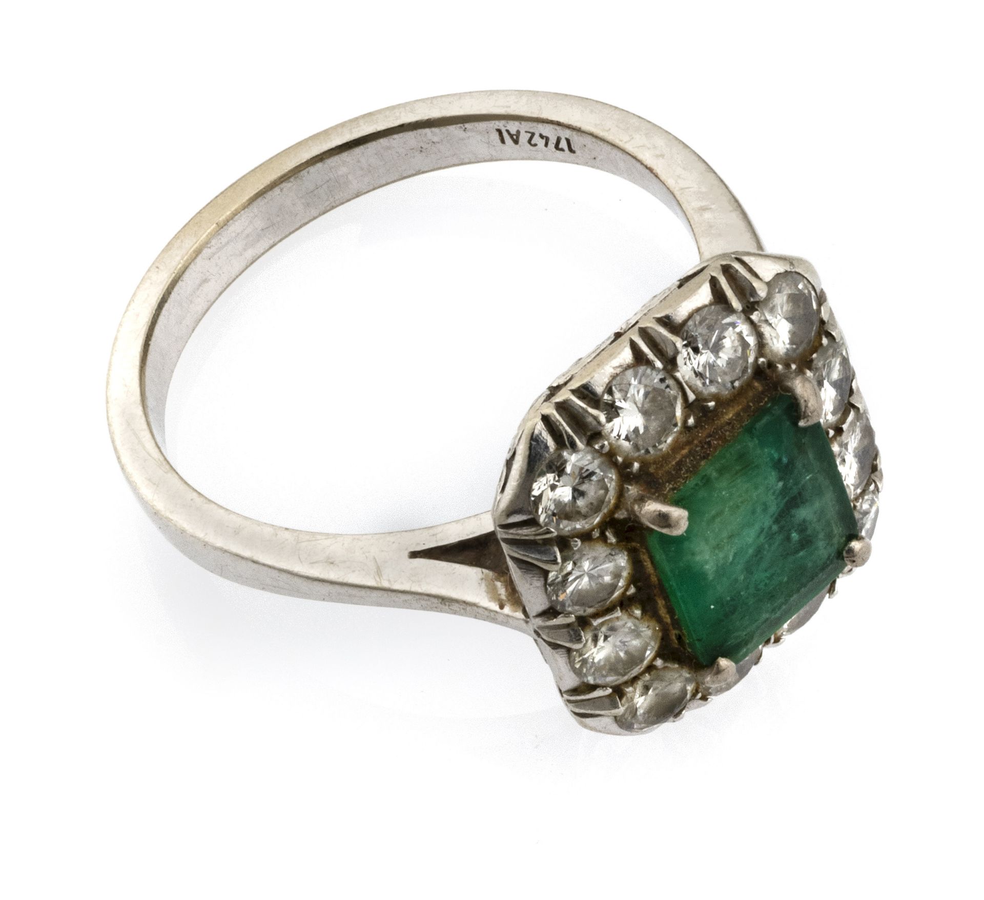 WHITE GOLD RING WITH DIAMONDS AND EMERALD