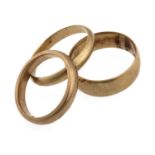THREE WEDDING RINGS IN YELLOW GOLD