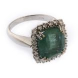 WHITE GOLD RING WITH EMERALD AND DIAMONDS