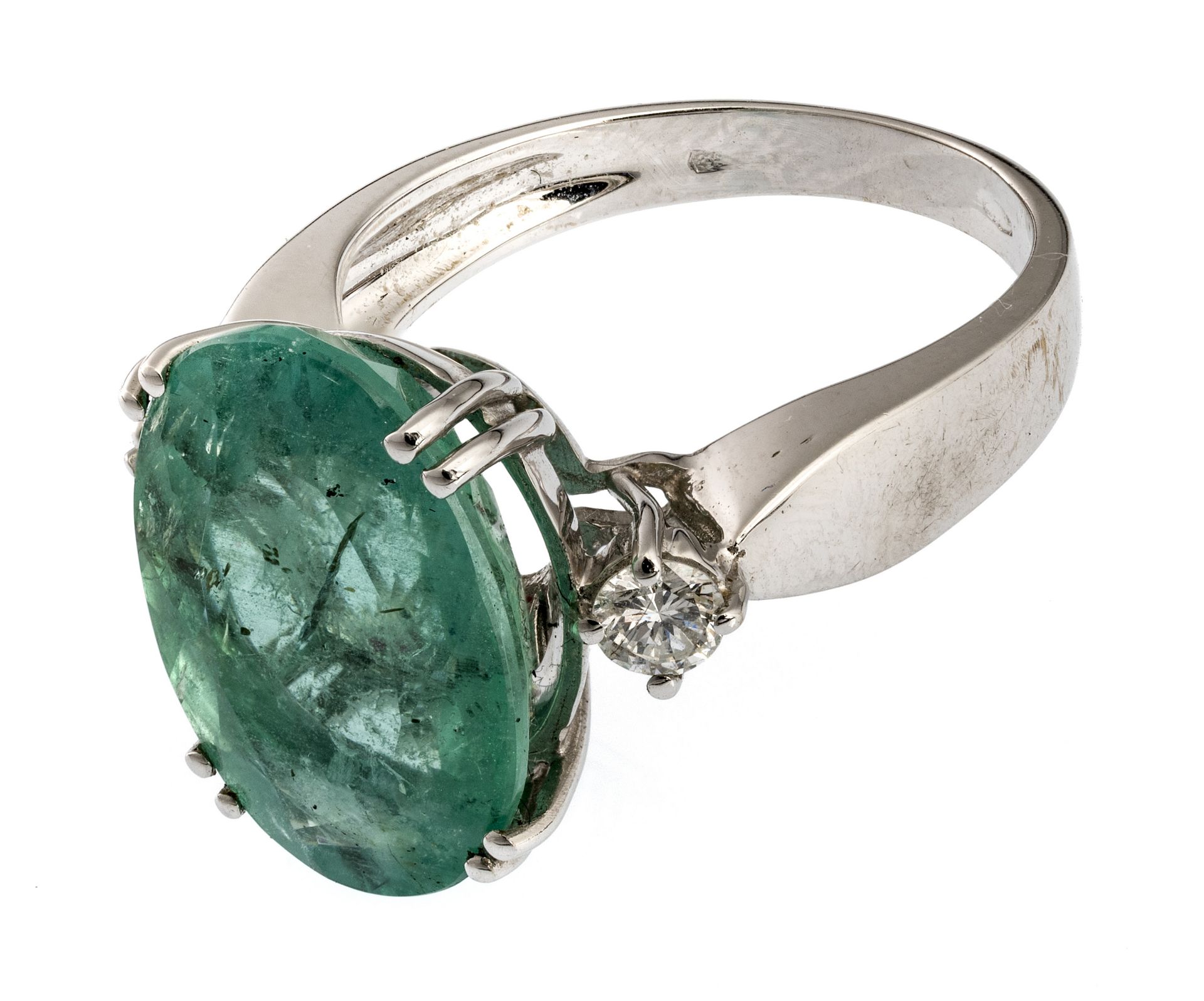 MAGNIFICENT WHITE GOLD RING WITH EMERALD AND DIAMONDS