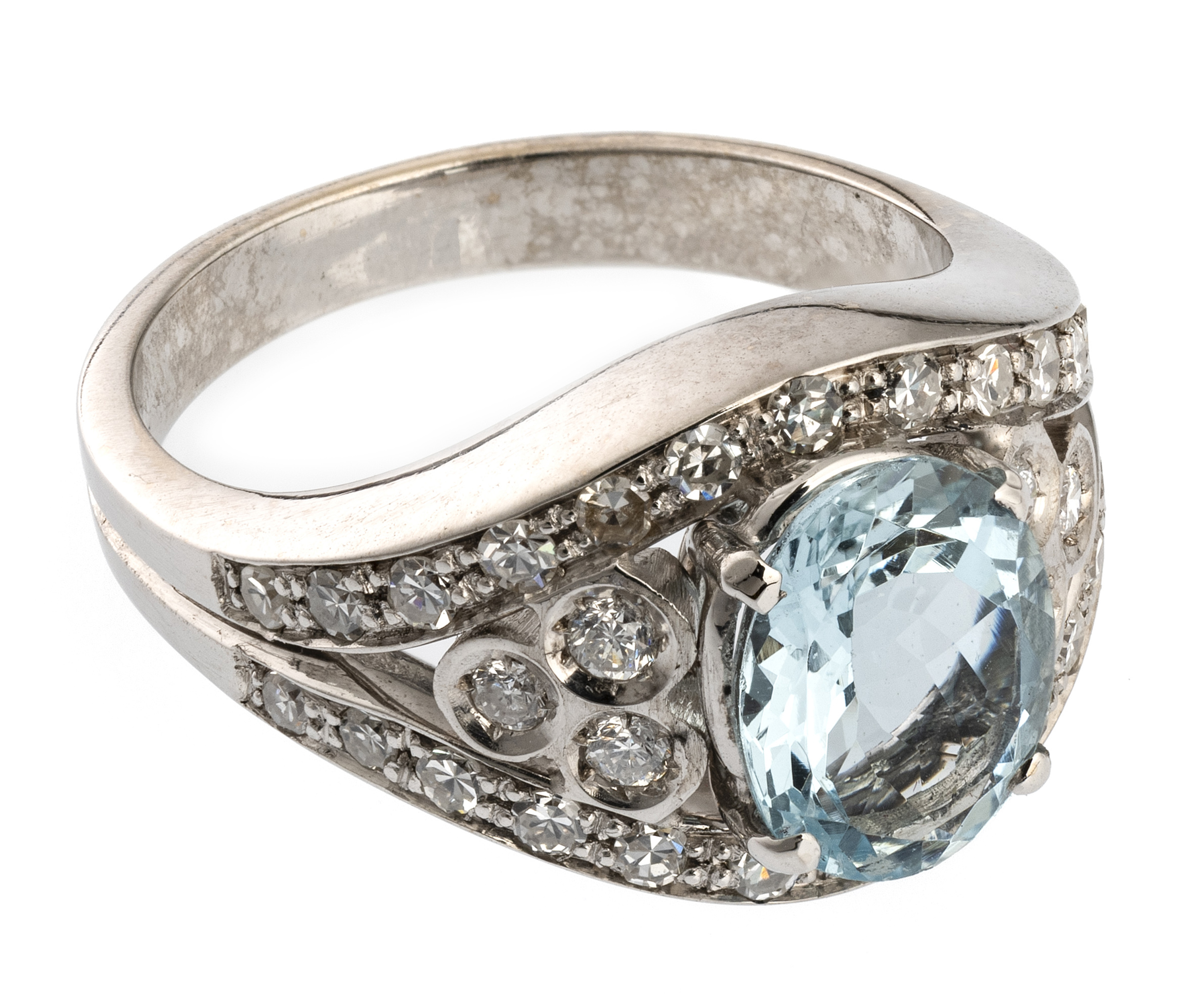 WHITE GOLD RING WITH CENTRAL AQUAMARINE AND DIAMONDS