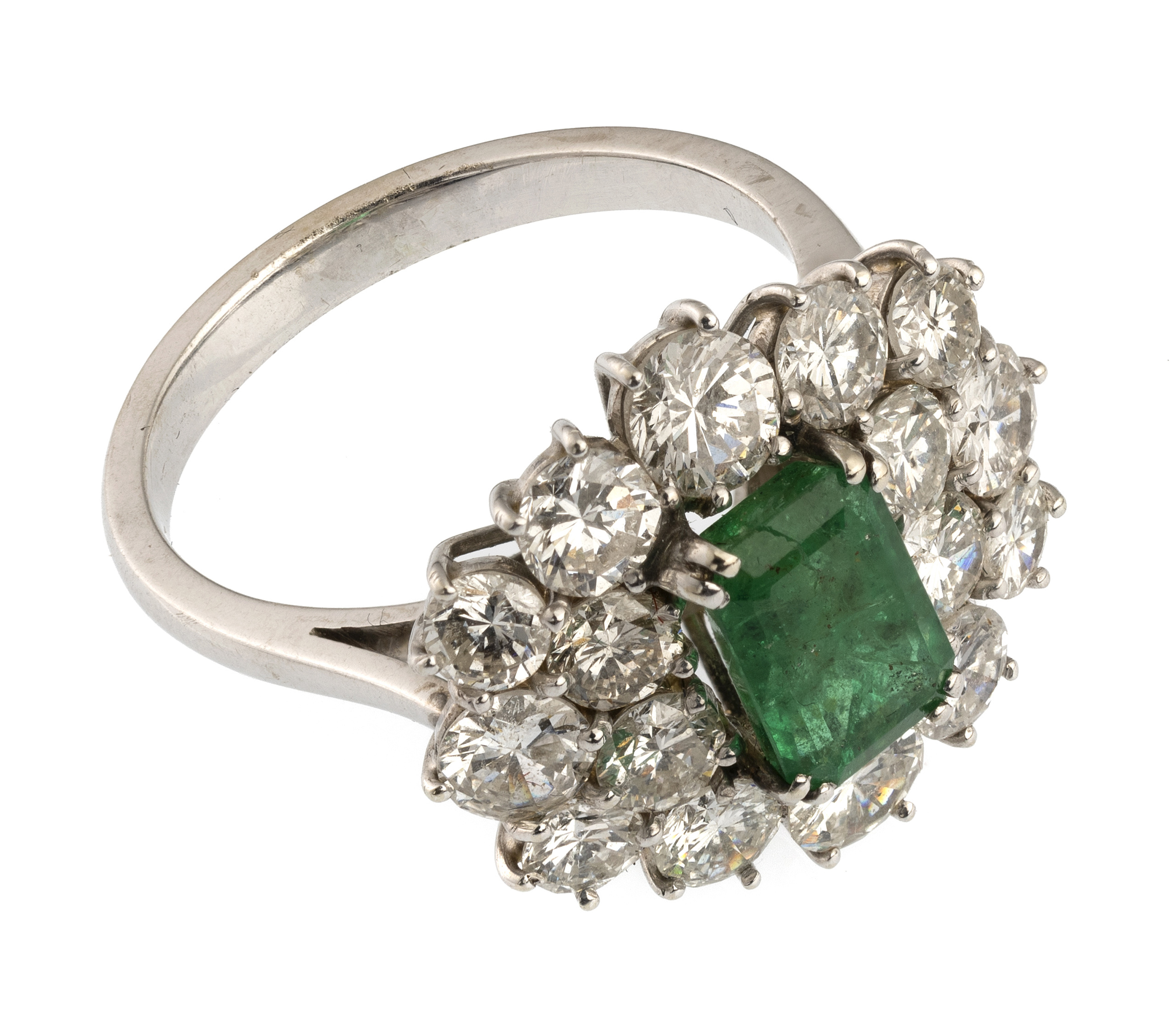 WHITE GOLD RING WITH EMERALD AND DIAMONDS