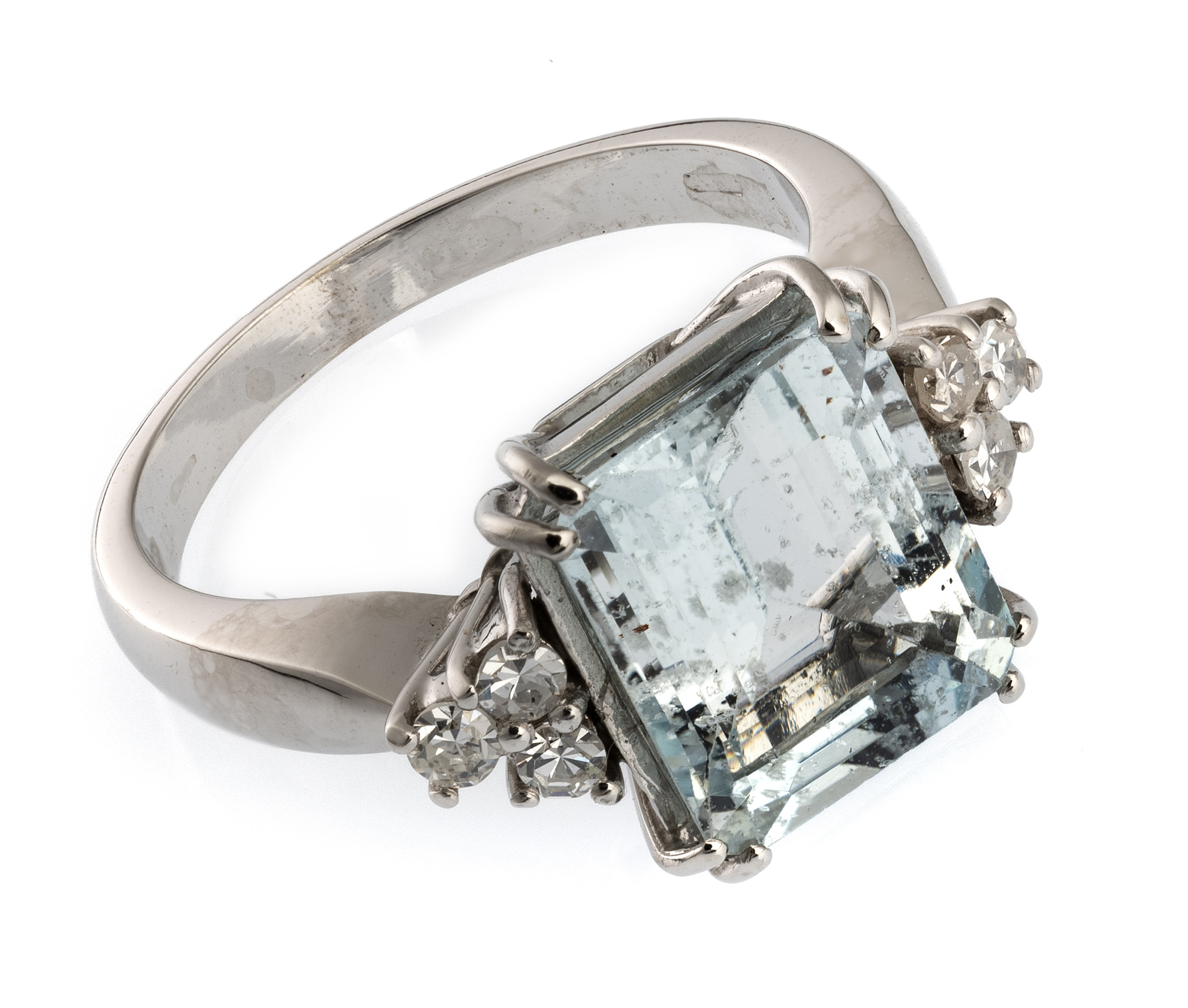 WHITE GOLD RING WITH AQUAMARINE AND DIAMONDS