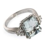 WHITE GOLD RING WITH AQUAMARINE AND DIAMONDS