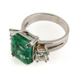 MAGNIFICENT WHITE GOLD RING WITH EMERALD AND DIAMONDS