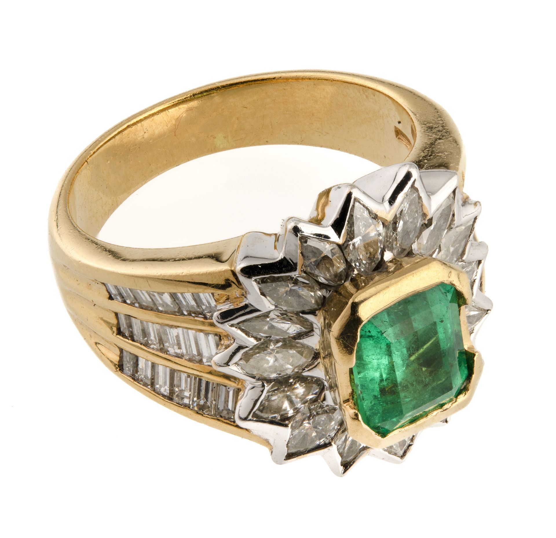 BEAUTIFUL GOLD RING WITH EMERALD AND DIAMONDS
