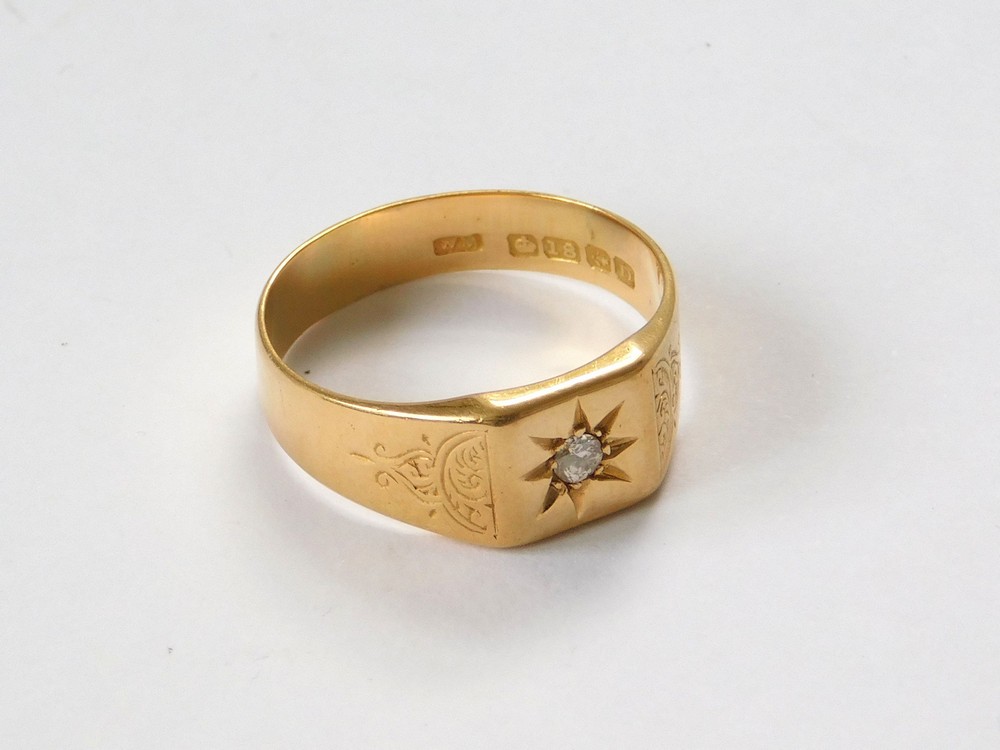 GOLD SIGNET RING.