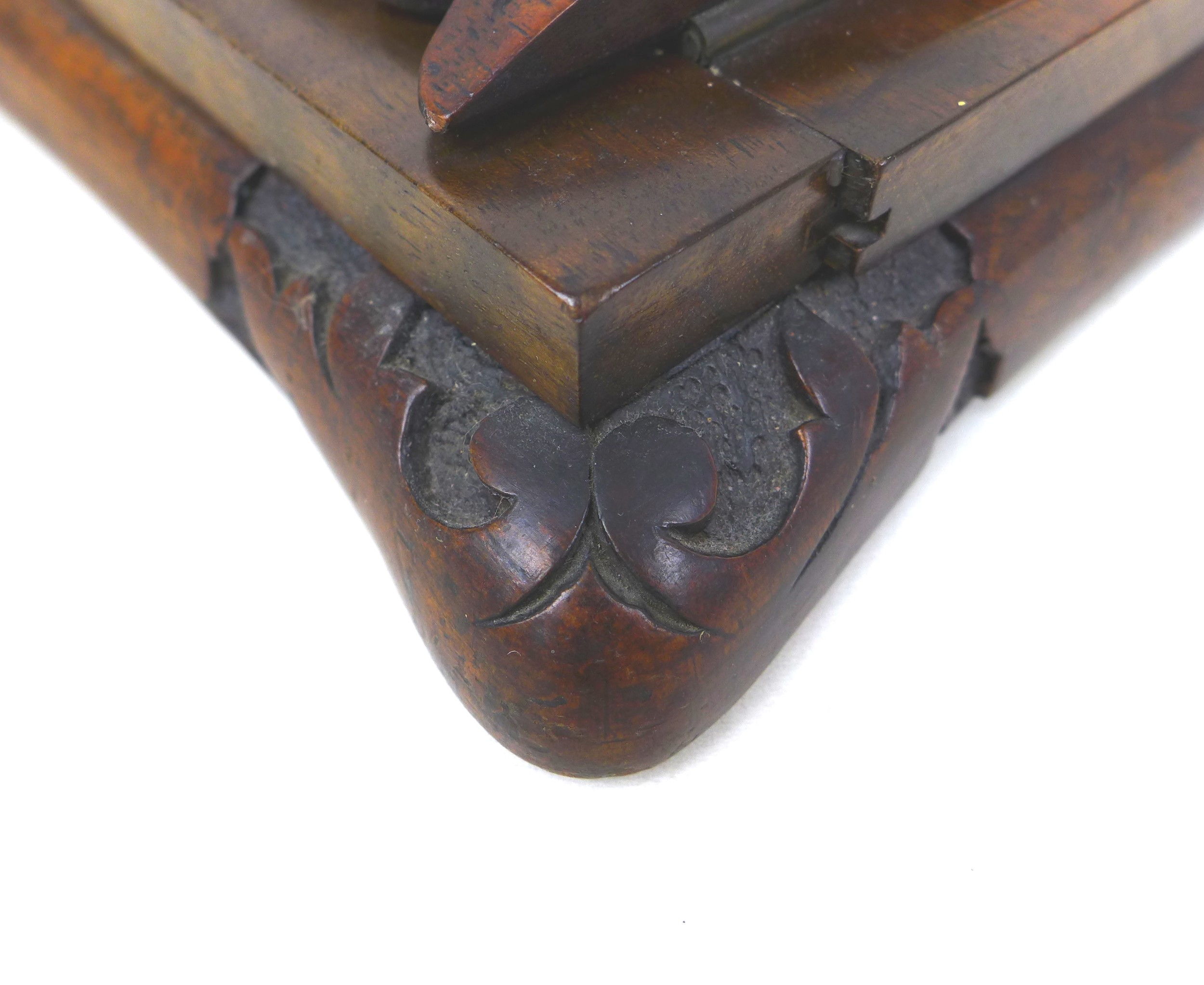 A carved mahogany book slide, each end ornately carved to depict birds drinking from a bird bath - Image 6 of 7