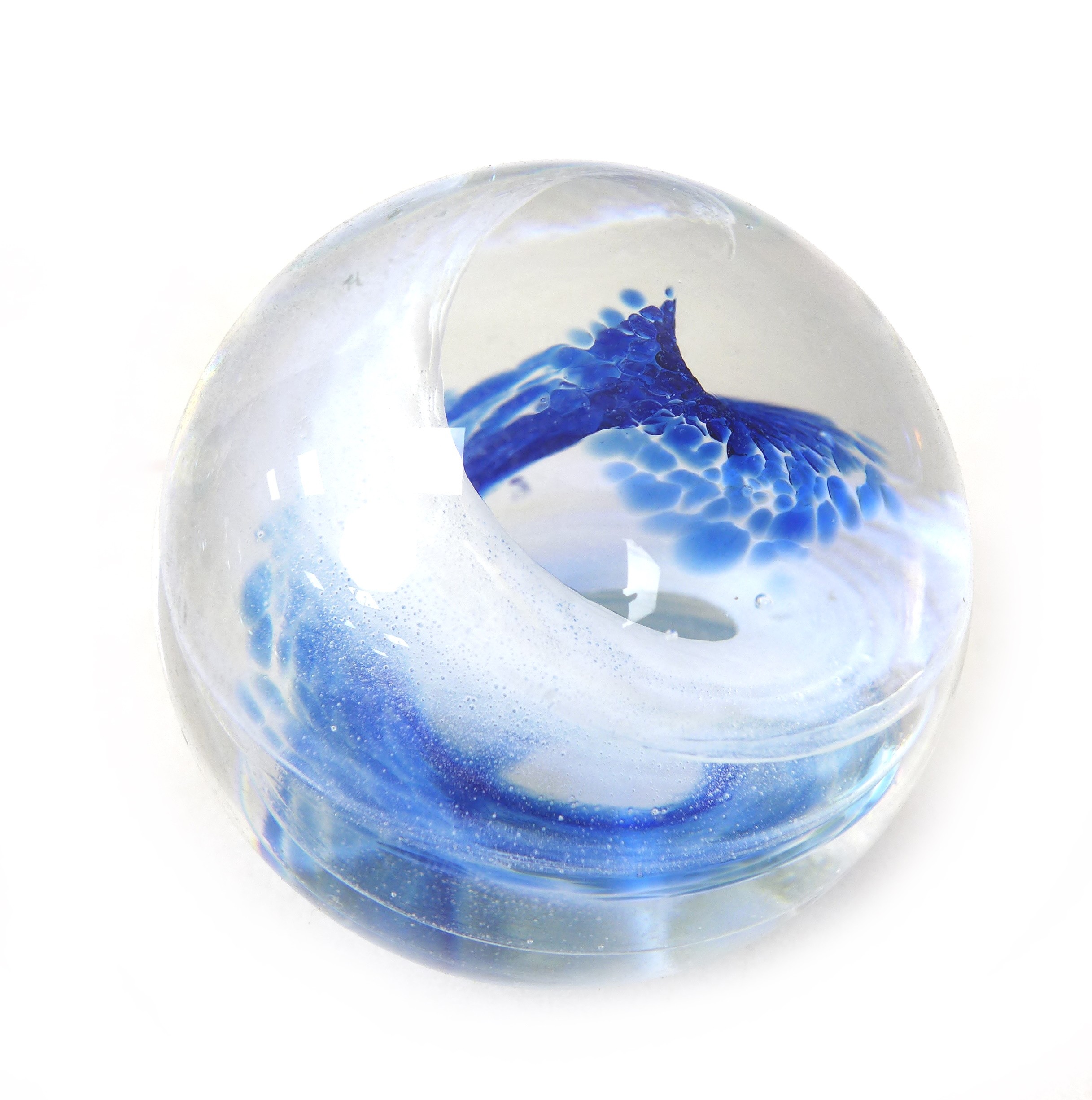 A collection of twenty-five 20th century glass paperweights, comprising a William Manson "1998 - Image 23 of 26