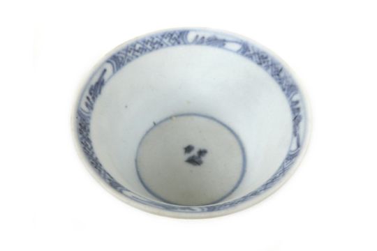 Shipwreck interest: A Chinese teabowl recovered from the Ca Mau Shipwreck, with certificate of - Image 24 of 36