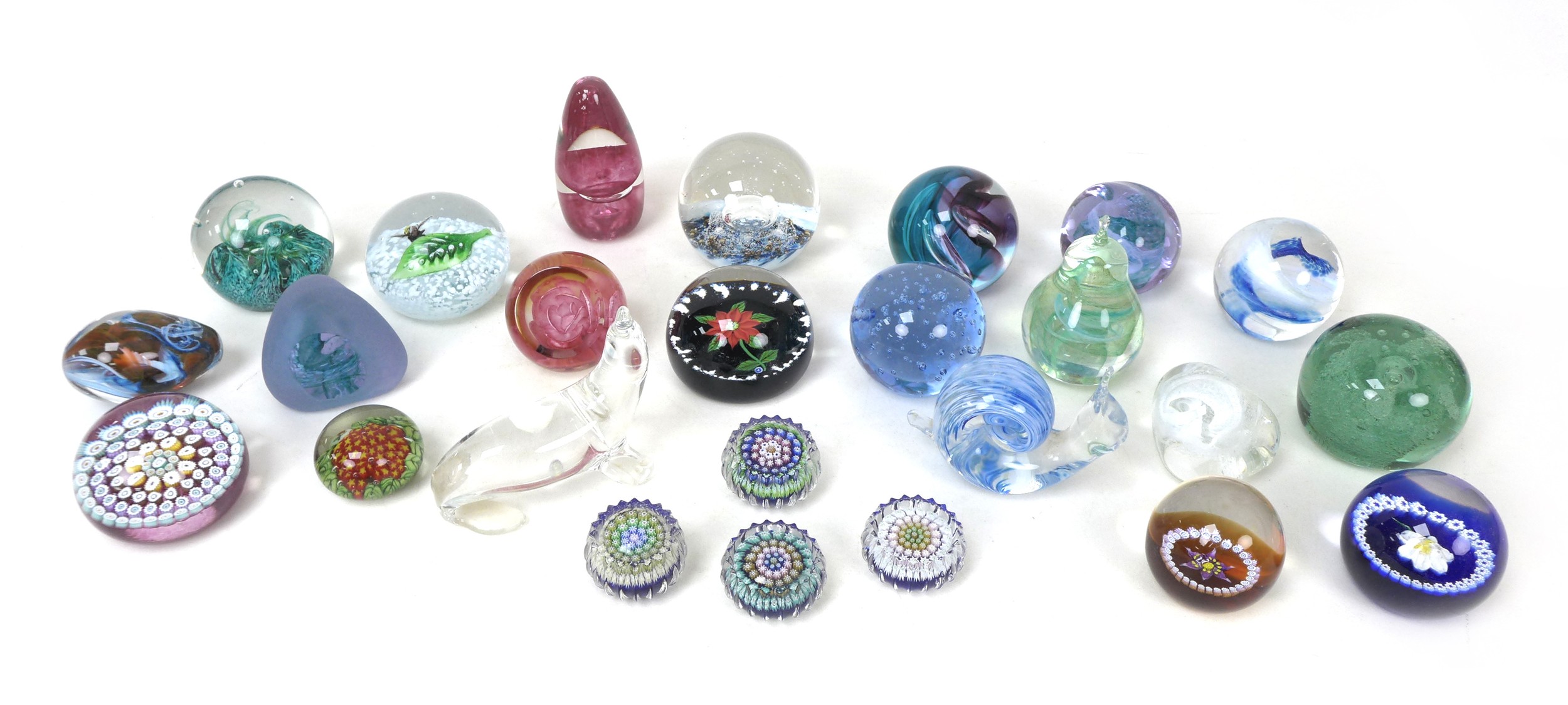 A collection of twenty-five 20th century glass paperweights, comprising a William Manson "1998 - Image 2 of 26