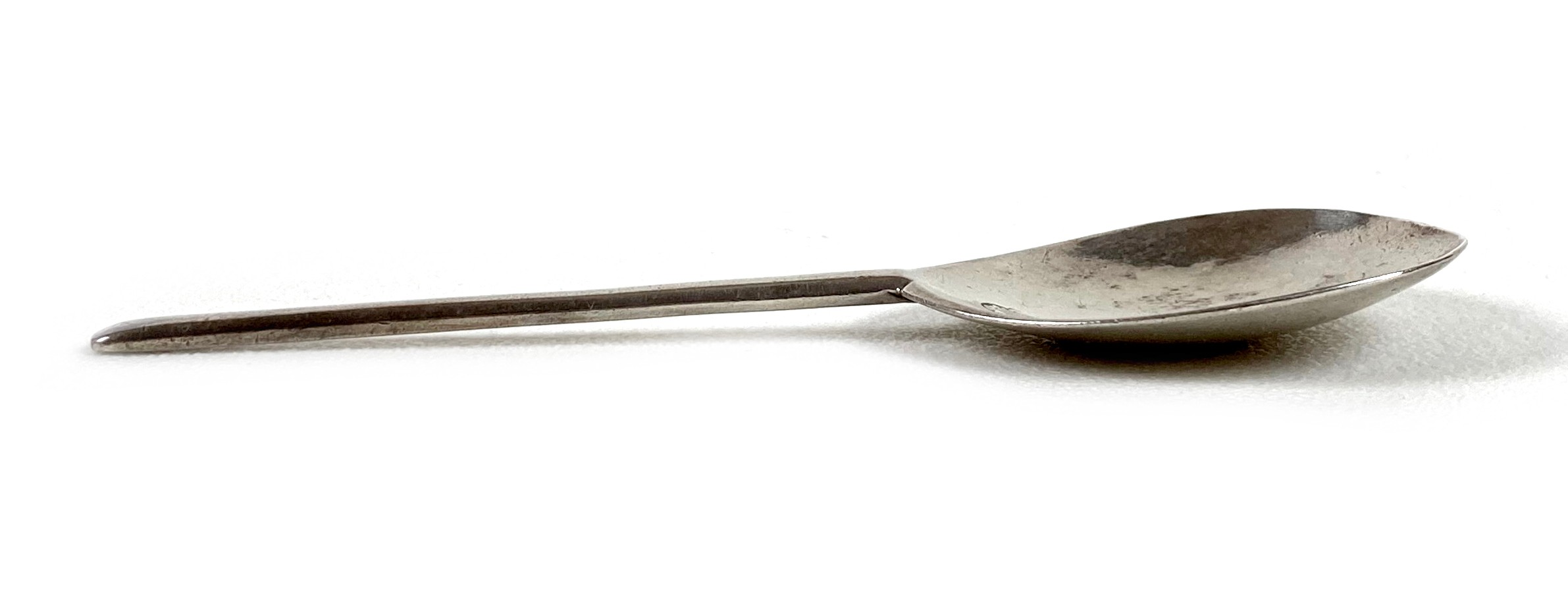 An early to mid 17th century silver slip top spoon, with pear shaped bowl, single partial hallmark - Image 3 of 9