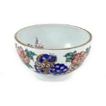 A Chinese porcelain bowl, late 19th / early 20th century, decorated with blue foo dogs amongst red