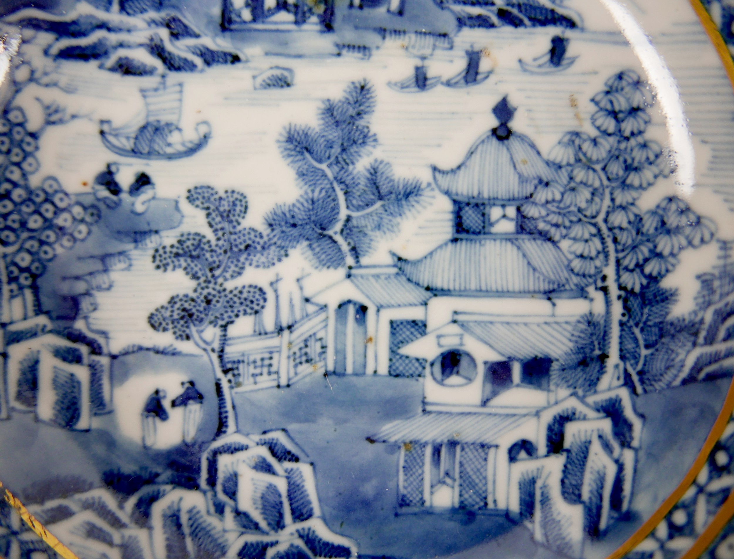 A group of 18th and 19th century Chinese porcelain saucer dishes, one decorated in Willow pattern - Image 4 of 7