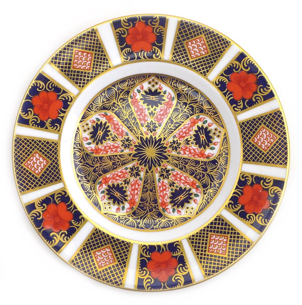 Three Royal Crown Derby plates, in the Imari pattern, 1128, 16cm diameter. (3) - Image 6 of 7