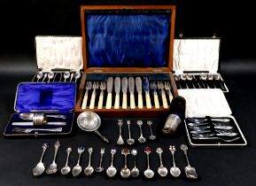 A small collection of silver, including a Victorian silver stirrup cup, in the form of an