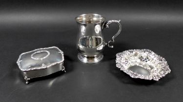 A small George V / VI silver tankard, of baluster form with foliate thumb rest, probably M Beaver