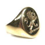 A 9ct gold signet ring, with rampant lion armorial, size O/P, 10.6g.