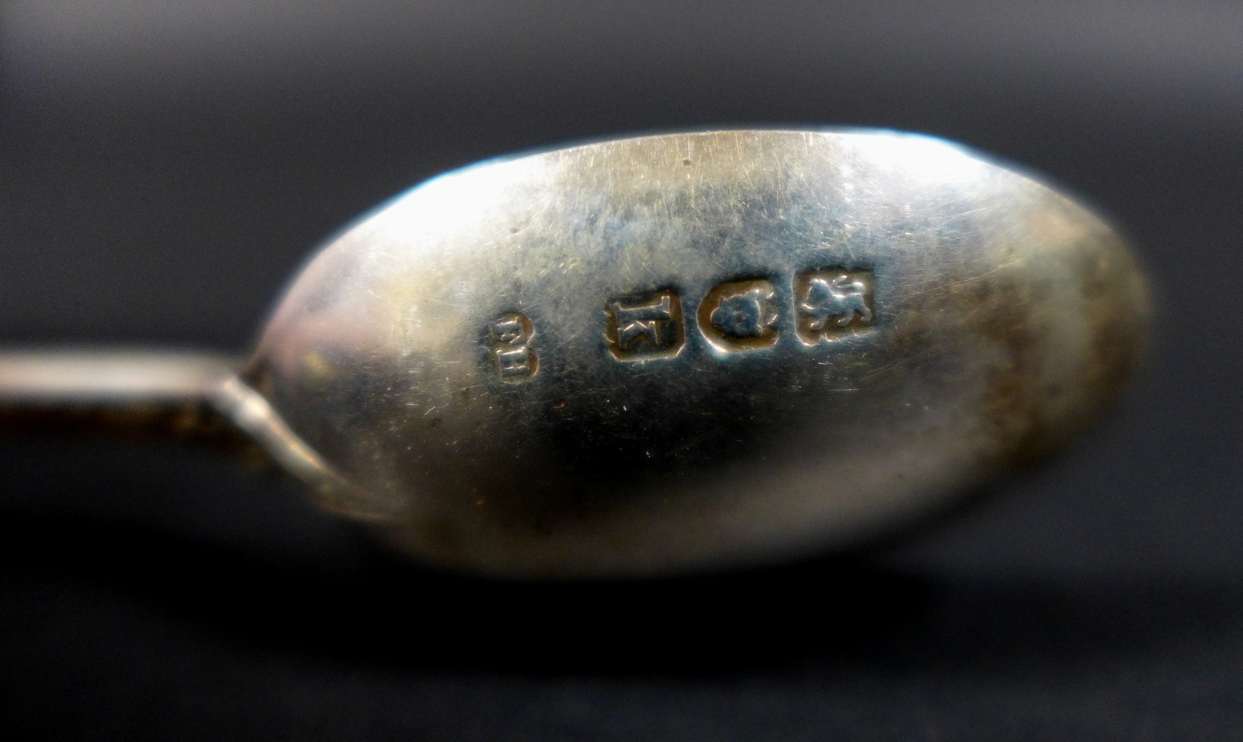 A collection of Georgian and later silver, comprising a Georgian Irish silver table spoon with - Image 6 of 10