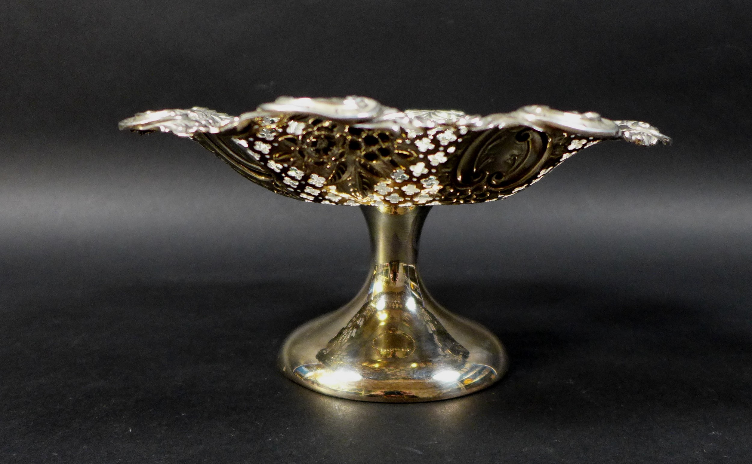 A silver bon bon dish, with foliate and scroll designs and pierced decoration to its bowl, raised - Image 3 of 5