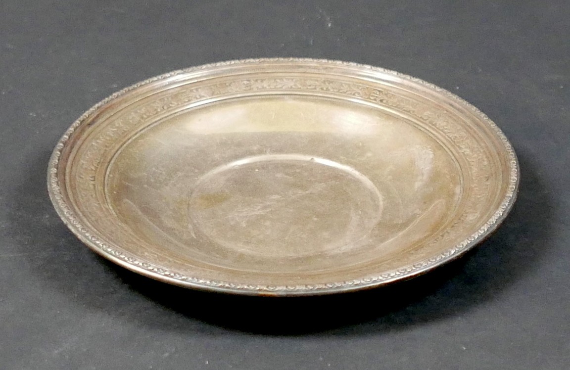 An American Sterling silver dish, circular form with cast floral decoration to the borders, - Image 6 of 6