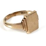 A 9ct gold gentleman's signet ring