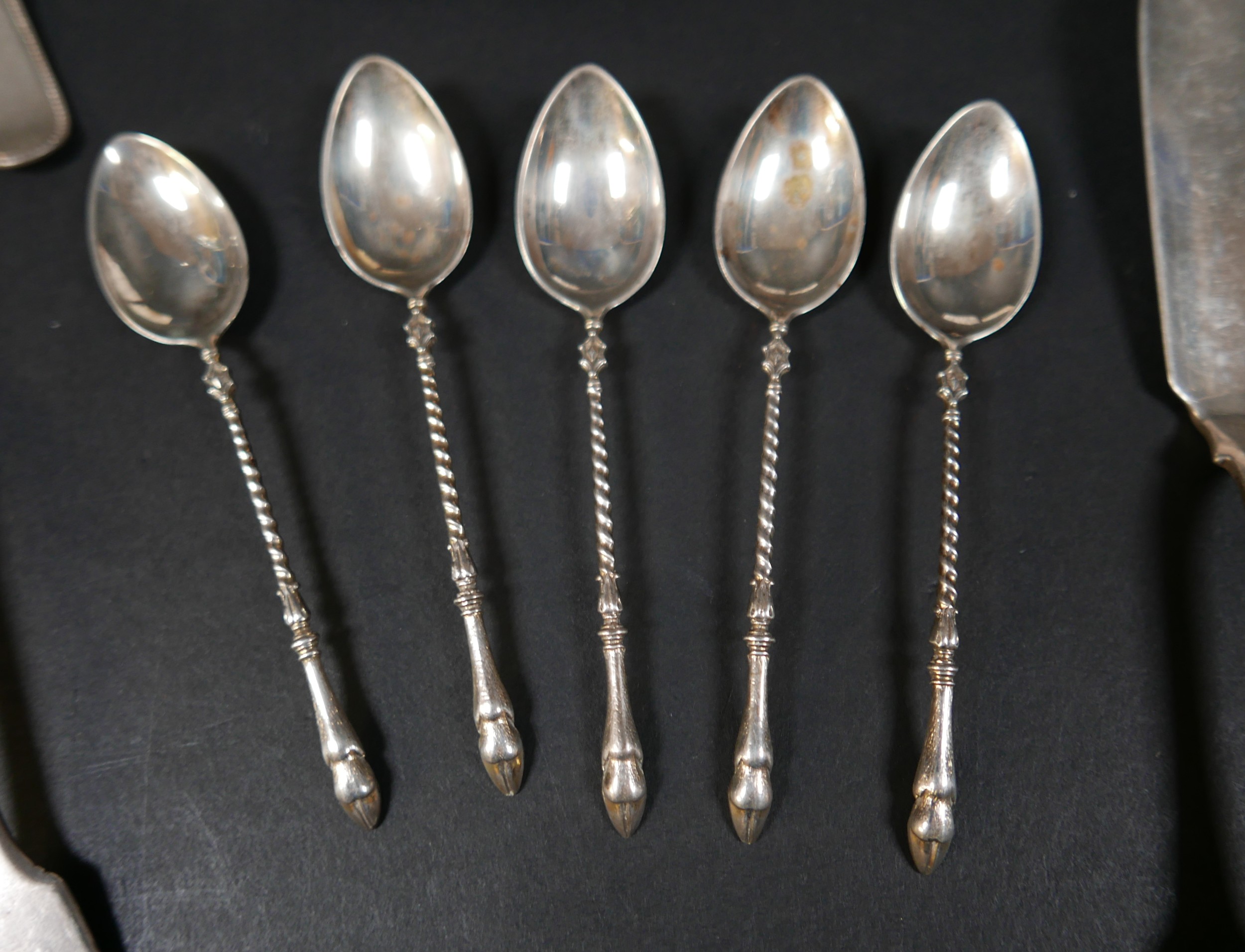 A group of mixed silver flatware, including two cased sets of coffee spoons, and a butter - Image 3 of 3