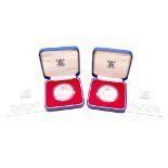 Two ERII 1977 Silver Jubilee commemorative proof crowns, both with presentation cases. (2)