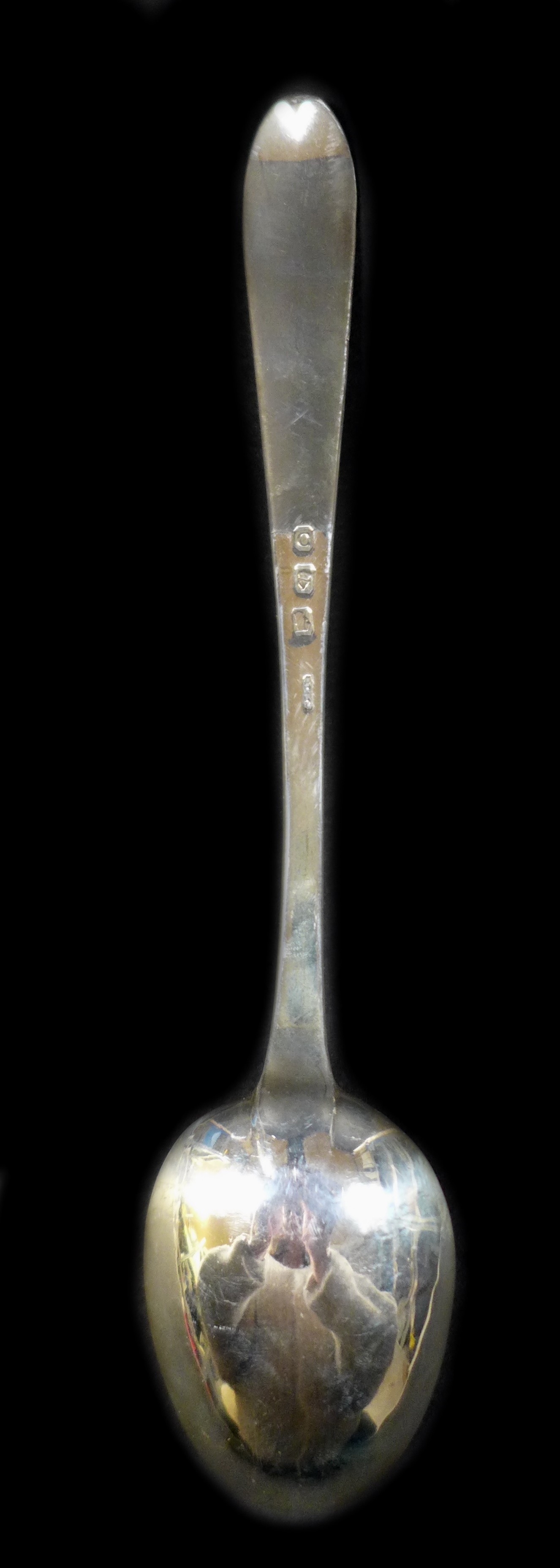 A collection of Georgian and later silver, comprising a Georgian Irish silver table spoon with - Image 9 of 10