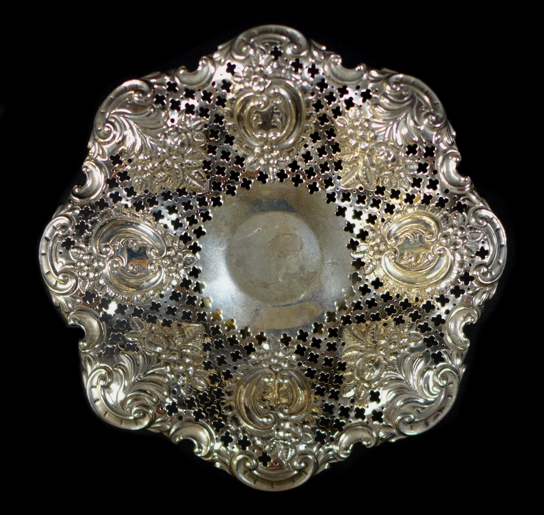 A silver bon bon dish, with foliate and scroll designs and pierced decoration to its bowl, raised - Image 2 of 5