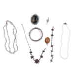 A TWO ROW NECKLACE OF MOONSTONE BEADS AND SEVEN FURTHER ITEMS OF JEWELLERY (8)
