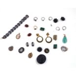 A GROUP OF JEWELLERY (QTY)