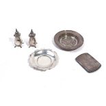 A PAIR OF SILVER PEPPERETTES AND THREE FURTHER ITEMS (5)