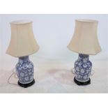 A PAIR OF MODERN BLUE AND WHITE CERAMIC TABLE LAMPS