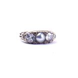 A GOLD, DIAMOND AND CULTURED PEARL RING