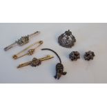 A 9CT GOLD AND SEED PEARL BAR BROOCH AND FIVE FURTHER ITEMS (6)