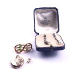 A 9CT GOLD CIRCULAR PENDANT LOCKET AND THREE FURTHER ITEMS OF JEWELLERY (4)