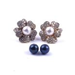 A PAIR OF GOLD, DIAMOND AND CULTURED PEARL EARCLIPS (4)