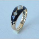 A LATE VICTORIAN 18CT GOLD, HALF PEARL, DIAMOND AND BLACK ENAMELLED MOURNING RING