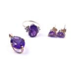 THREE ITEMS OF AMETHYST AND GOLD JEWELLERY (3)