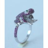 A PINK SAPPHIRE AND VARICOLOURED GEM SET DRESS RING DESIGNED AS A FROG
