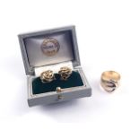 A 9CT GOLD RING AND A PAIR OF GOLD EARCLIPS (2)