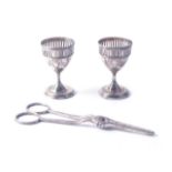 A PAIR OF GEORGE IV SILVER GRAPE SCISSORS AND TWO EGG CUPS (3)