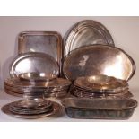 SILVER PLATED WARES, A LARGE GROUP INCLUDING SALVERS, SERVING DISHES AND SUNDRY. (QTY)