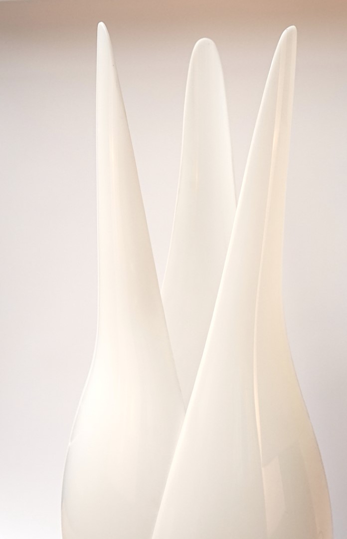 ROGER ROUGIER; AN ACRYLIC AND CHROME PLATED PETAL TABLE LAMP (2) - Image 4 of 7