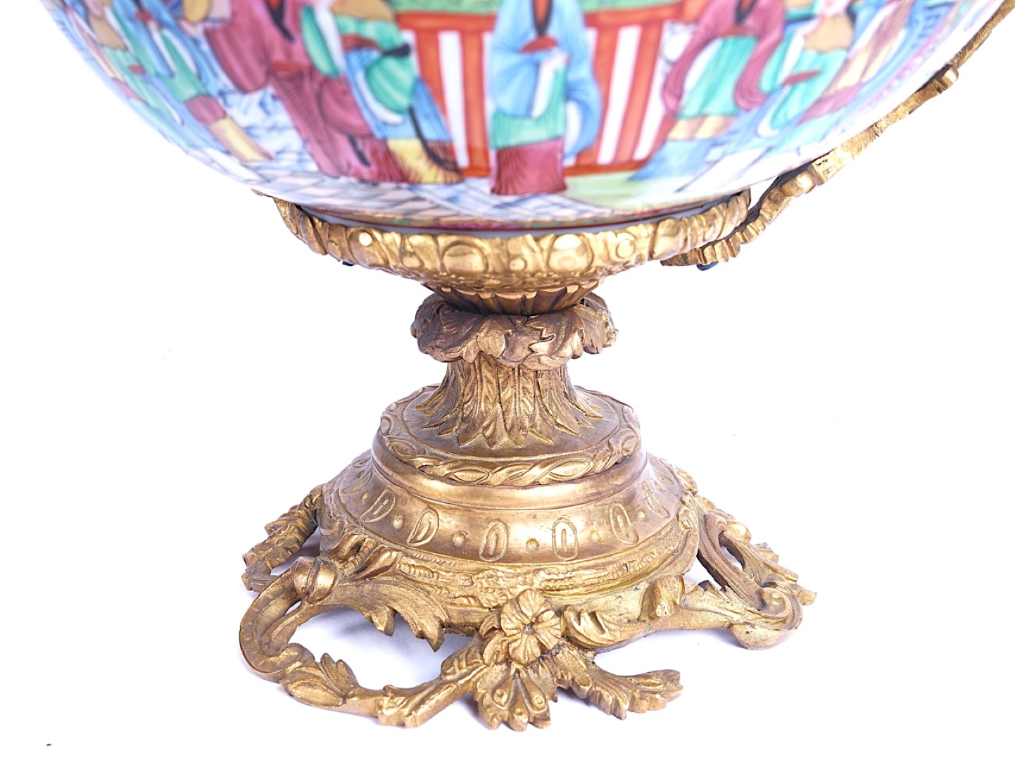 A CHINESE CANTONESE FAMILY ROSE PORCELAIN AND ORMOLU MOUNTED BOWL - Image 7 of 10